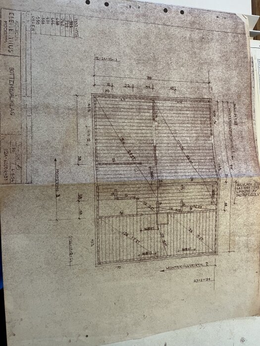 Ritning över bottenbjälklag med måttangivelser och montering riktlinjer. Innehåller detaljerad layout med markeringar för golvlack och badrumsgolv.