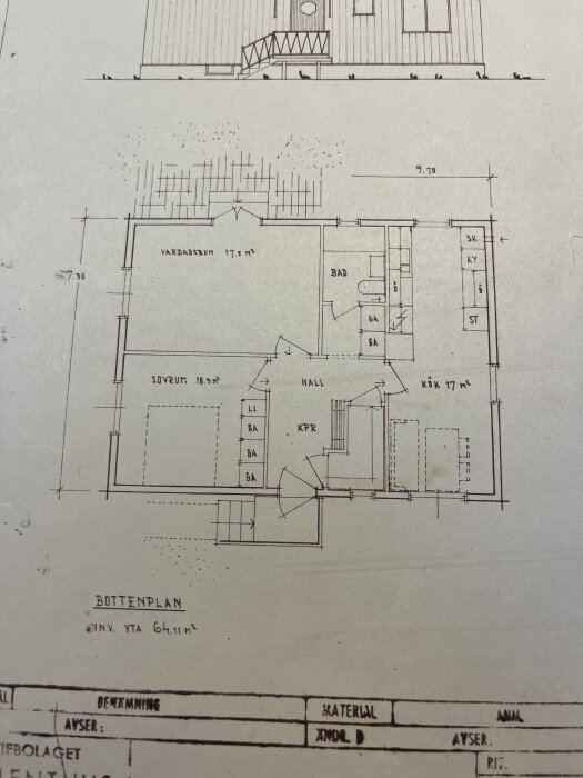 Arkitekturritning av ett hus bottenplan med rum markerat: vardagsrum, sovrum, kök, badrum och hall. Total yta 64,11 m².