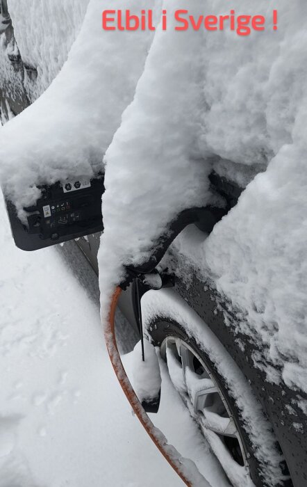 Elbil på laddning täckt av snö i Sverige.