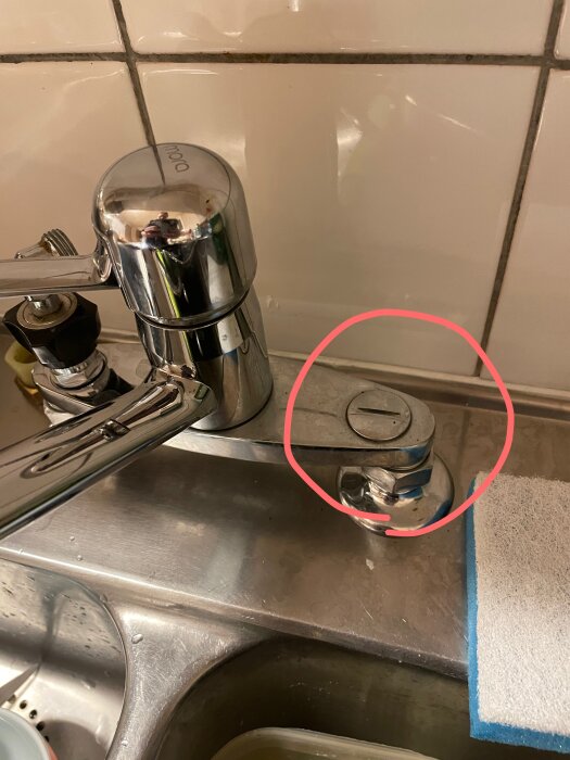 Köksblandare från Mora med inringad anslutning på vänster sida, potentiellt för bänkmaskin; ska pluggas med passande plugg.