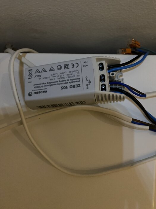 Transformator kopplad med blå och svarta kablar; märkt ZERRO 105; användare mäter fel spänning från 230V till 6V i ett renoveringsprojekt.