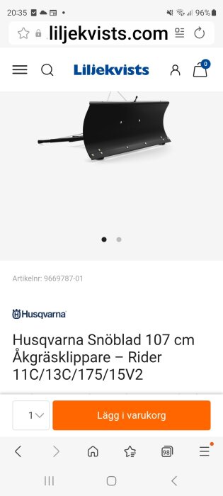 Husqvarna snöblad 107 cm för åkgräsklippare visas på en webbsida med artikelnummer och köpknapp.