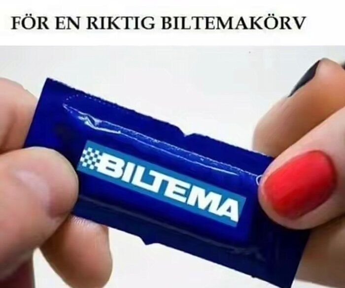 En närbild av en blå Biltema-förpackning som hålls mellan fingrar med texten "FÖR EN RIKTIG BILTEMAKÖRV" ovanför.