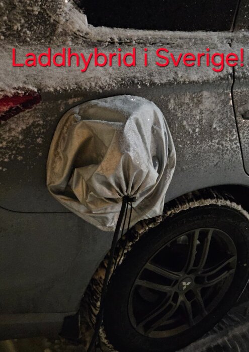 Bil med täckt kontaktuttag och strömkabel i ett snöigt klimat, texten "Laddhybrid i Sverige" synlig på bilden.