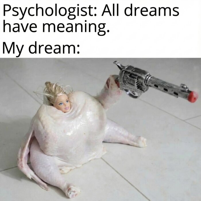 En dockas huvud på en rå kycklingkropp med en leksakspistol, under texten "Psychologist: All dreams have meaning. My dream:".