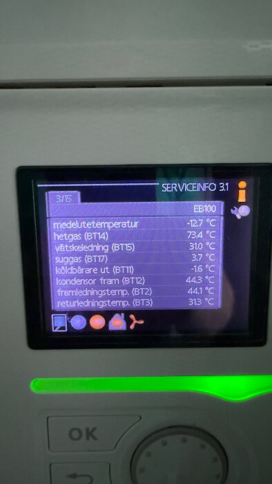 Display med serviceinformation för värmepump, temperaturvärden visas.