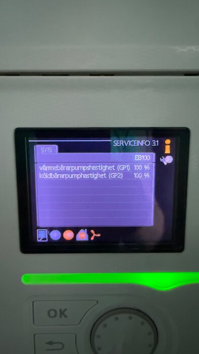 Display som visar pumpstatus: värmebärarpump och köldbärarpump båda på 100 %.