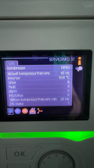 Display med serviceinformation för kompressor, aktuell frekvens 65 Hz och temperatur 50.9°C, samt ikoner och knappar.
