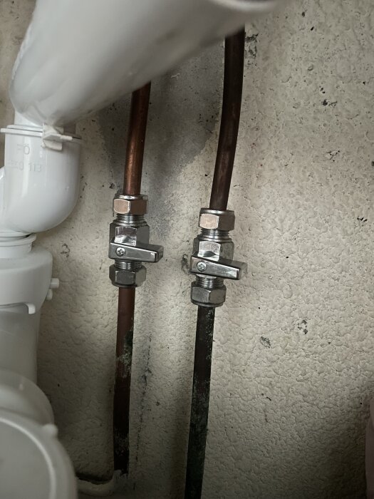 Kopparrör under diskbänk med installerade vinkelventiler/ballofix, redo för anslutning av köksblandare med flexslangar G3/8”.
