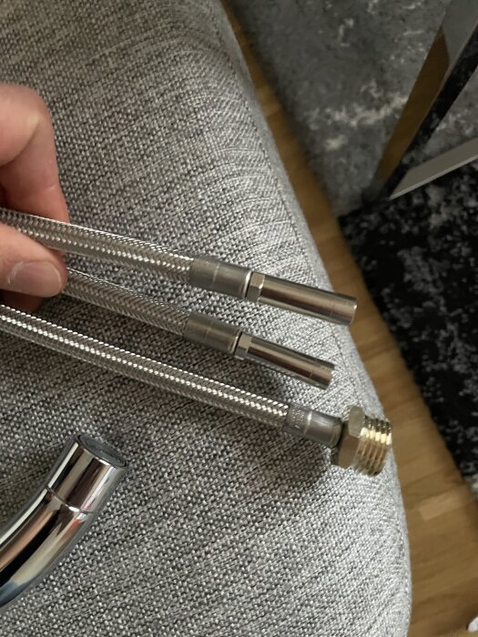 Flexslangar för köksblandare FM Mattsson 9000E, G3/8", visas ovanpå en soffa, redo för installation med vinkelventil/ballofix.