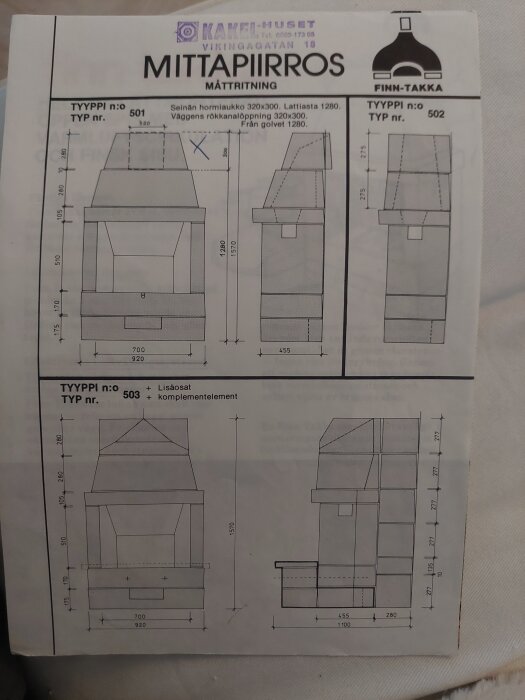 Ritning av Finn-Takka eldstad med måttangivelser och komplementdetaljer, inklusive flera vyer av eldstaden.