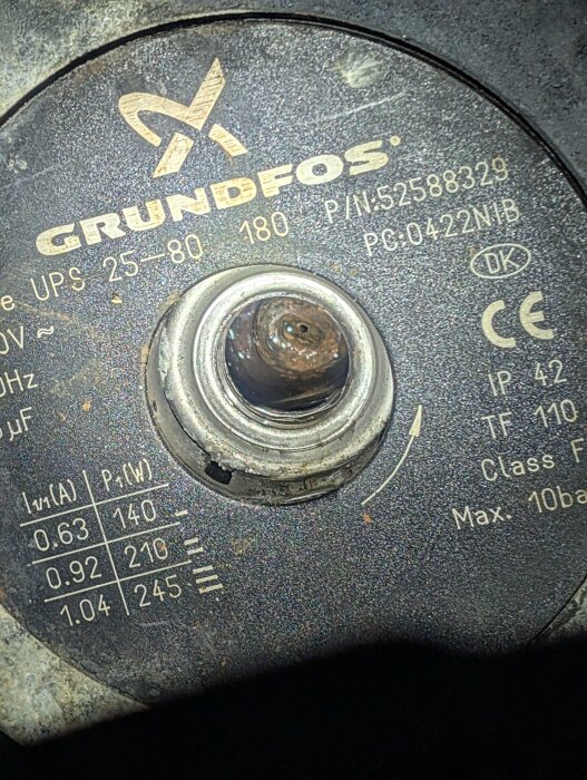 Närbild på en grundfos-pump med borttagen centrumskruv, visar ett hål där ånga uppstått, omgiven av tekniska specifikationer.