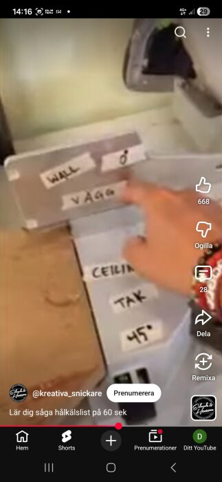 En person pekar på en lapp som visar vinklar för vägg och tak, med texten "WALL 0°" och "CEILING TAK 45°".