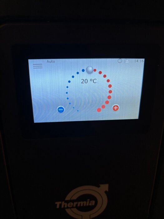 Skärm på Thermia Calibra Eco Duo 12 värmepump, visar temperatur på 20°C med en cirkel av blå och röda punkter.