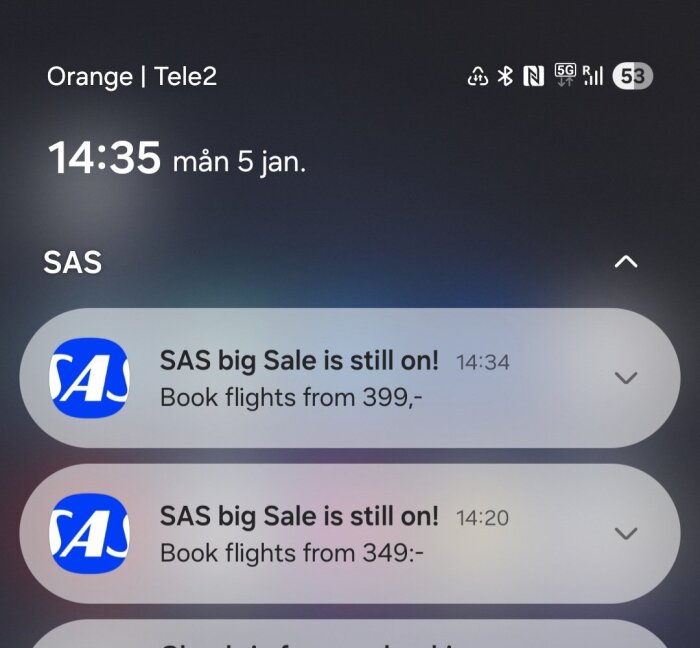 Notis på mobilskärm med meddelande från SAS om flygbiljetter från 349 kr under en pågående rea, visad med logotyp.