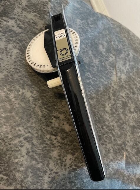 Dymo 1590 etikettskrivare på en tabell.