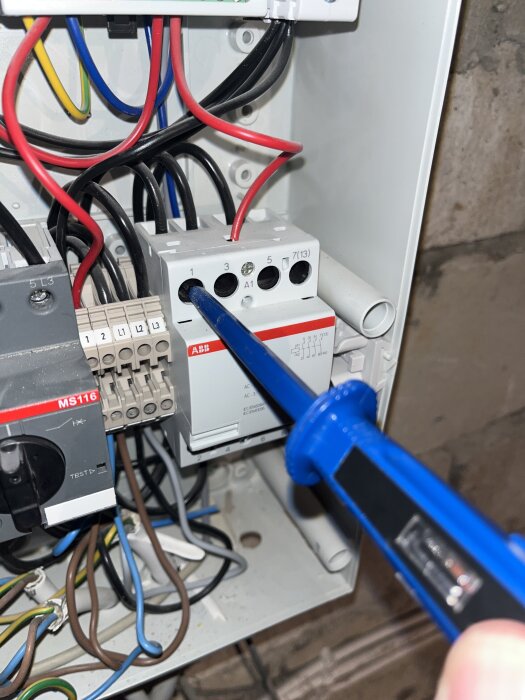 Strömprovare används i elcentral, pekar på terminaler 1-3-5. Wires med olika färger anslutna; ingen anslutning vid A1 eller A2.