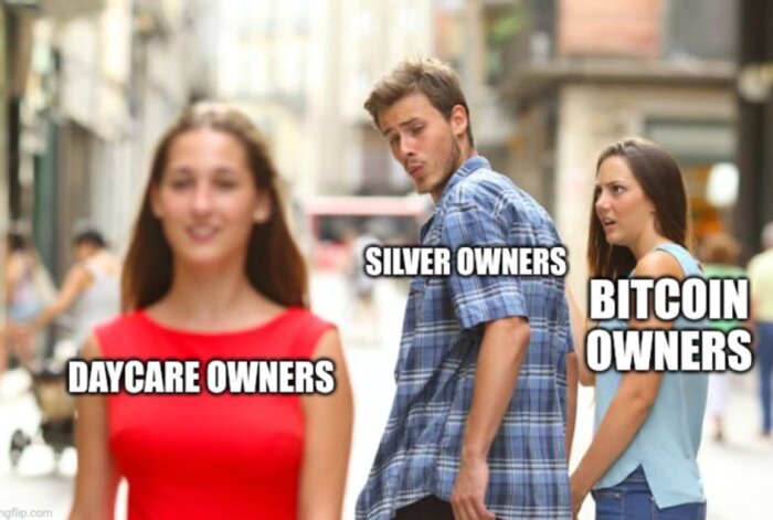 En man tittar på en kvinna framför honom medan en kvinna bredvid honom ser förvånad ut. Texter: "Daycare Owners," "Silver Owners," "Bitcoin Owners.