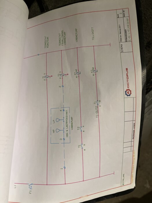 Ritning av elschema för värmepump med märkningar av termostater och kopplingsschema, märkt "Octopus" till höger.