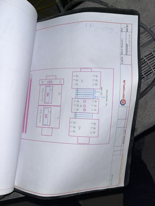 Ritat schema av ett elskåp med texten "EL01 ELKSKÅP" och "OCTOPUS" längst upp till höger.