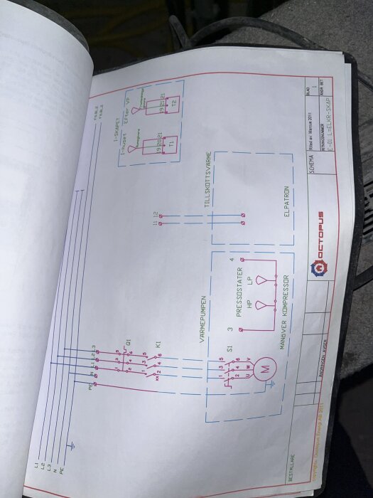 Elritning med schema för värmepump, pressostat och elpatron, inkluderar kopplingsdetaljer och kretsar, märkt "Octopus Energy" 2011.