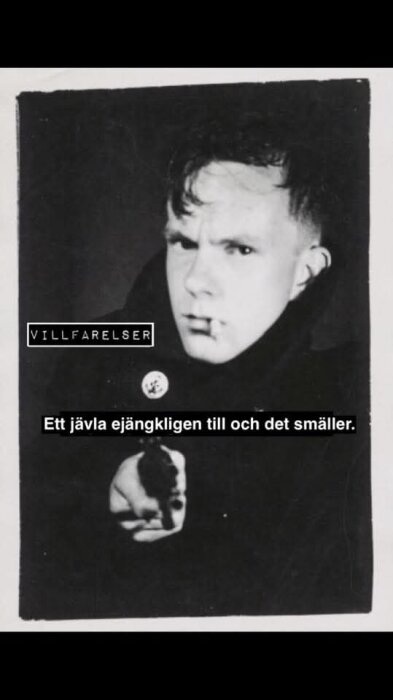 En svartvit bild av en person som håller en pistol riktad mot kameran med texten "Ett jävla ejängkligen till och det smäller".
