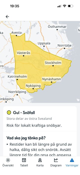 Gul väderkarta över Svealand med snöfallsvarning, städer som Stockholm och Uppsala markerade. Risiko för kraftiga snöbyar.