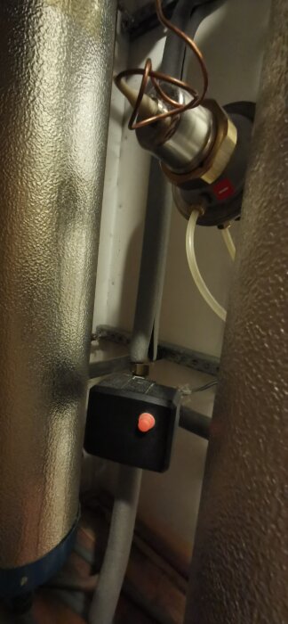 Fjärrvärmecentral med rör och termostat, Danfoss ECL 3310 från 1995, detalj av inställning justerad för inomhustemperatur.