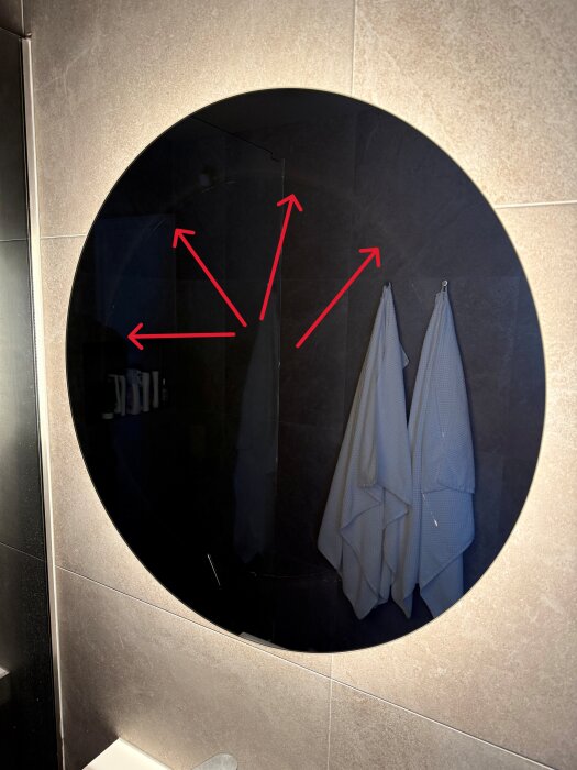 Spegel upphängd på en vägg, med plywoodeffekt synlig genom glaset, omgiven av LED-belysning och rödmarkerade sprickor.