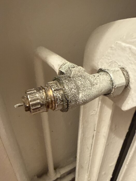 Radiatorventil på element för justering av värmen.