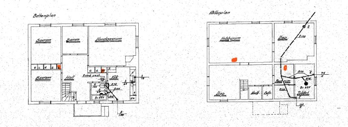 Ritning av bostadshus med bottenplan och källarplan, rummen är markerade med namn såsom "Sovrum", "Vardagsrum", och "Hobbyrum".