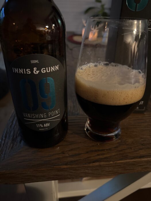 Flaska och glas med Innis & Gunn Vanishing Point öl, 11% ABV.