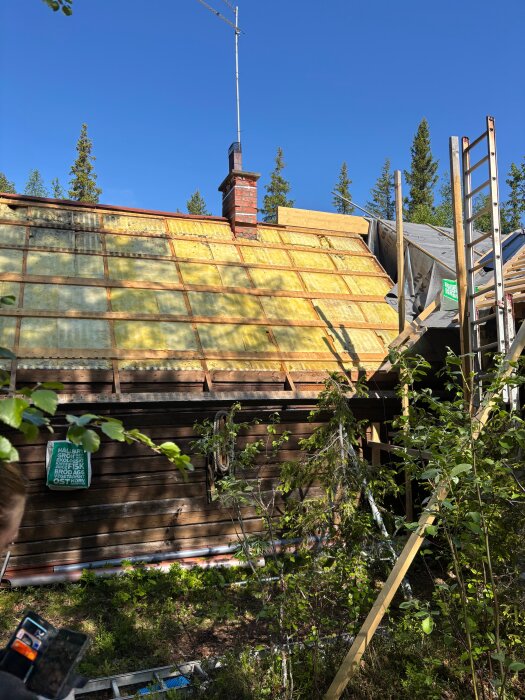 Rivning av gammalt hus tak, takfoten och nocken har höjts för att rymma 340mm isolering, skorsten ska förlängas och kläs i plåt nästa år.