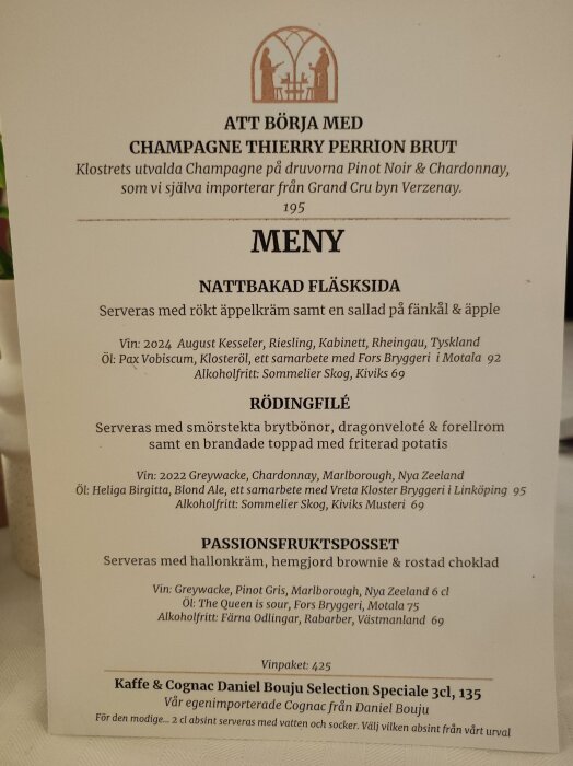 Meny från Vadstena Kloster hotell med rätter som nattbakad fläsksida, rödingfilé och passionsfruktsporsset, inklusive dryckesrekommendationer.