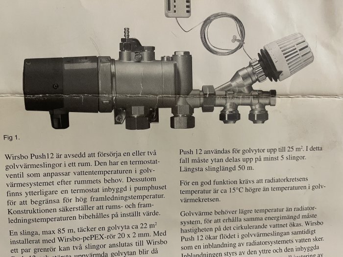 Bild av Wirsbo Push12 golvvärmeshunt med termostatventil, ansluten till ett pumphus, och tillhörande textbeskrivning och diagram.