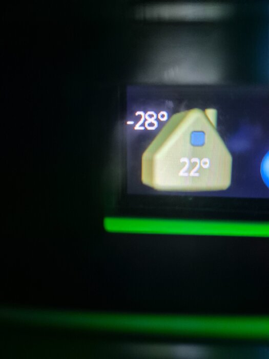 Digital display visar -28 grader utomhus och 22 grader inomhus, vilket illustrerar extrem kyla.