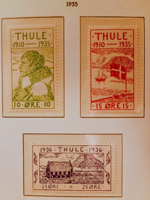 Tre frimärken från Thule 1910-1935 med motiv av en inuit, danskt flagg, skepp, och en byggnad vid bergig kust.