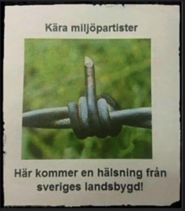 En taggtråd som liknar en uppåtsträckt handgest, med texten "Kära miljöpartister, här kommer en hälsning från Sveriges landsbygd".