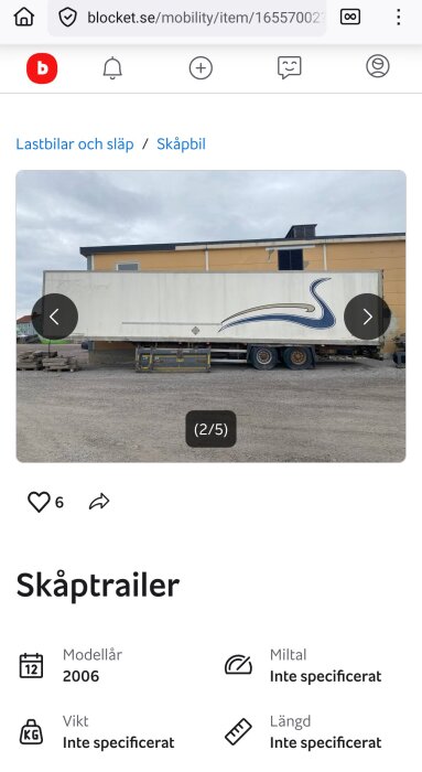 Vit skåptrailer parkerad framför gul byggnad, ägd av Bröderna Engströms Entreprenadmaskiner i Örebro.