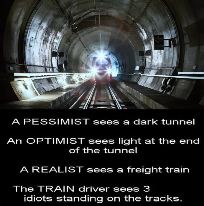 Tunnel med ett tåg ljus i fjärran, omgiven av text som beskriver olika perspektiv: pessimist, optimist, realist och tågförarens synvinkel.