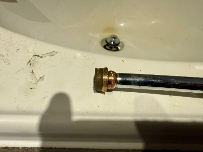 Gammal koppling till blandare, monterad på ett tvättställ, orsakar läckage.