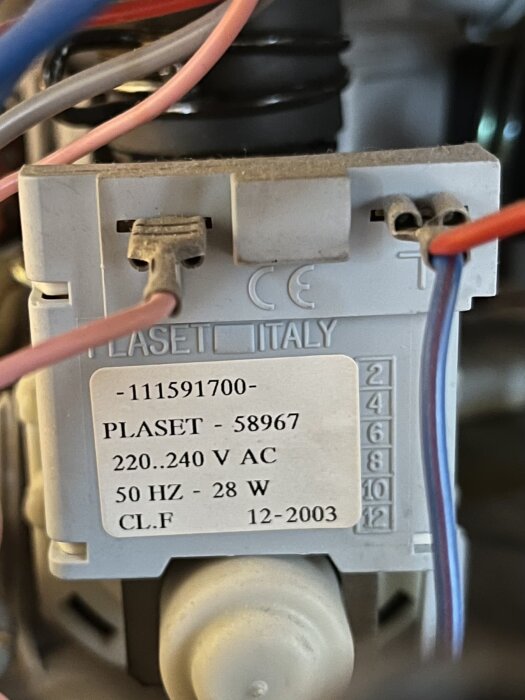 Bild av en tömningspump med märkning "PLASET - 58967", 220-240 V AC, 50 Hz, 28 W, inkopplad med kablar.