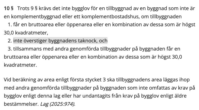 Bild av lagtext som anger krav för bygglovsbefriade tillbyggnader, inklusive begränsningar i area och höjd i förhållande till byggnadens taknock.