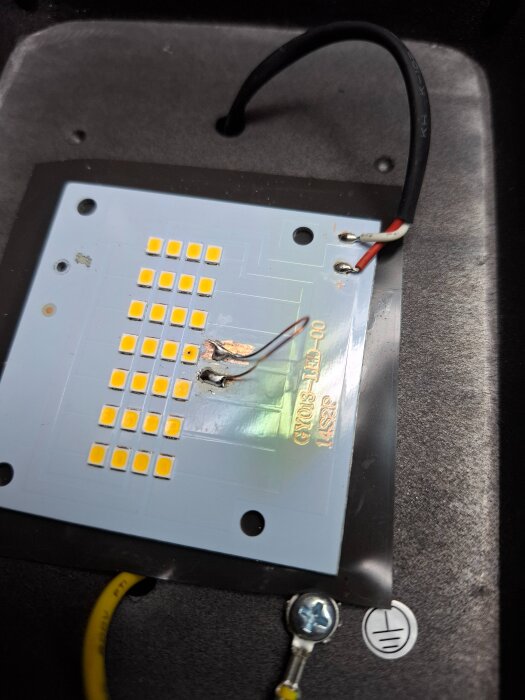 Halva LED-panelen lyser medan resten är släckt.