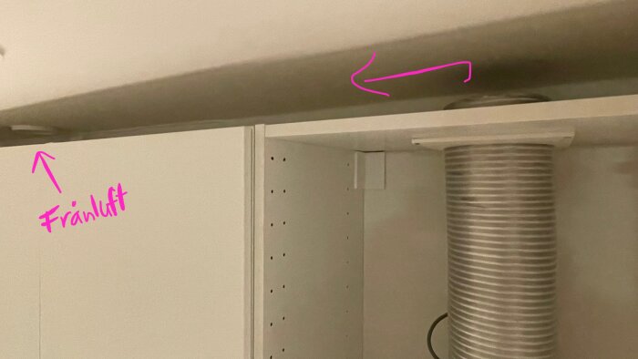 Frånluftsventil ovanför köksskåp med markerat flexibelt rör. Text visar "Frånluft" och flödesriktning. Diskussion om ventilationskoppling.