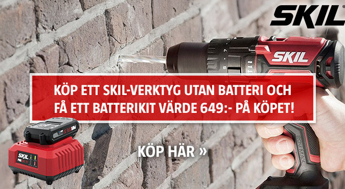 En person borrar i en tegelvägg med en SKIL-borrmaskin. Erbjudande om gratis batterikit vid köp av SKIL-verktyg utan batteri.