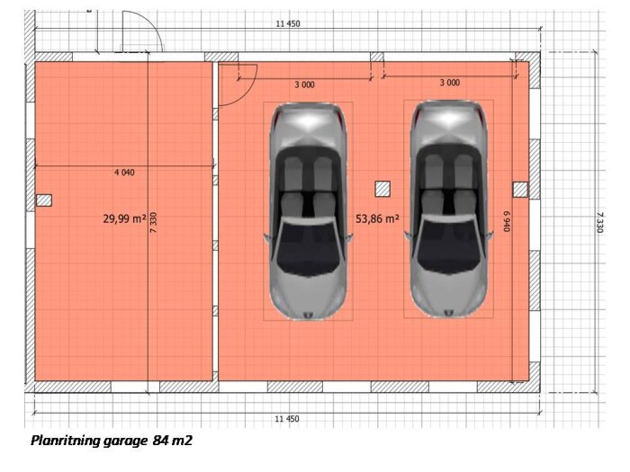 Planritning av ett garage på 84 m² med måttangivelser och två bilar i garagedelen, delat i verkstadsdel och garagedel.