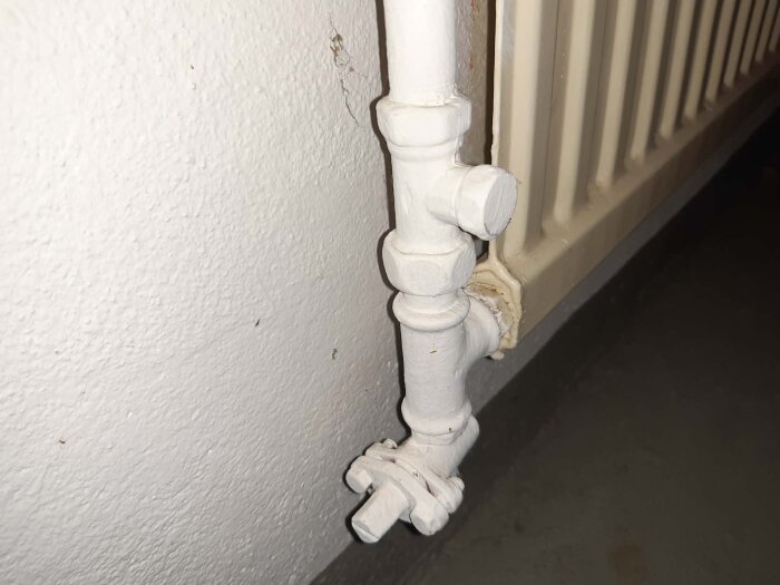Radiator C med synliga röranslutningar och ventil.