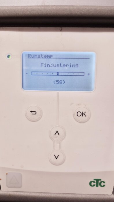 Nibepumpens display med inställning för rumstemperatur, finjustering visas med värde 58 och knappval för justering och OK.