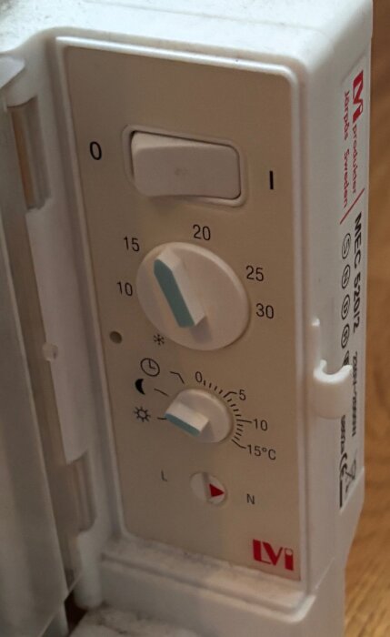 Termostat till LVI element, modell Mec 520/2, med tre vred för temperaturinställning, timer och läge; visar skala från 0 till 30.